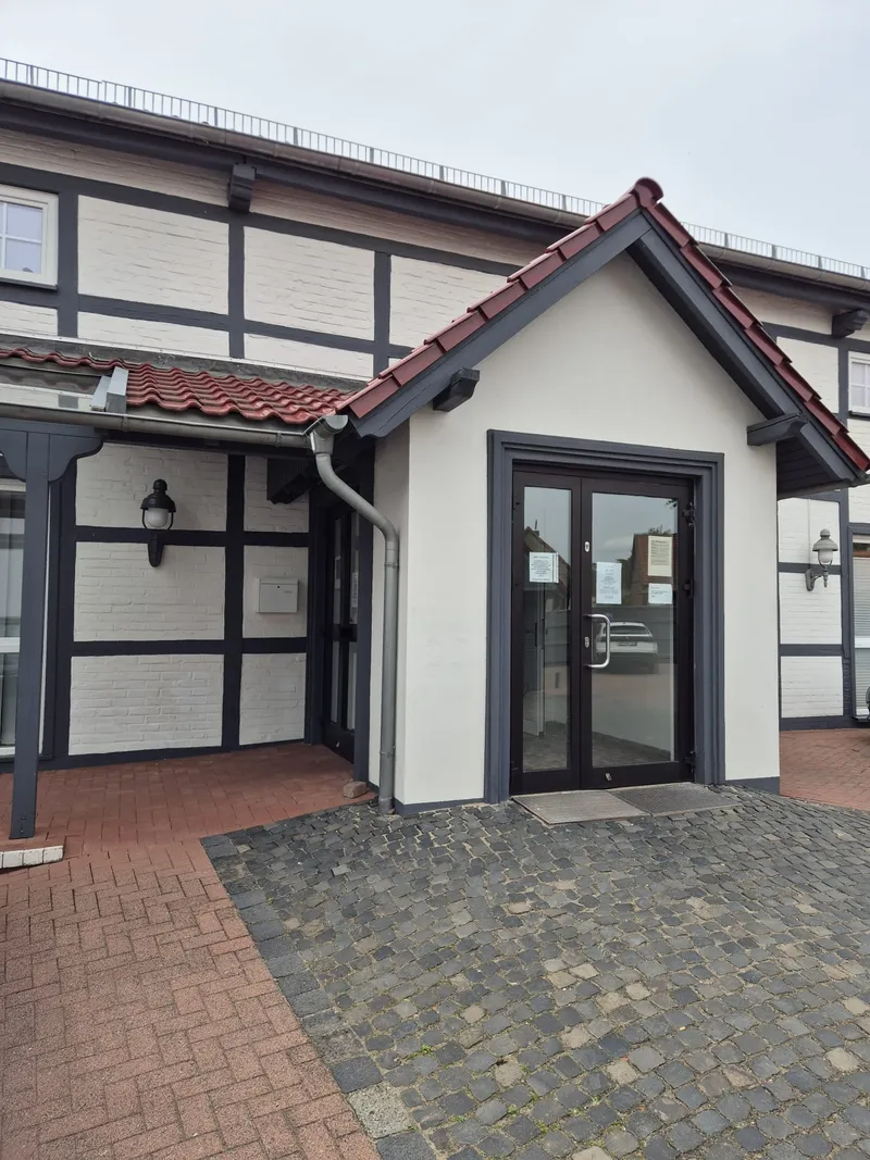 Eingang der Hausarztpraxis Nord-Elm in Süpplingen