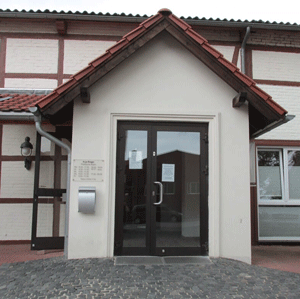 Eingang der Hausarztpraxis Nord-Elm in Süpplingen